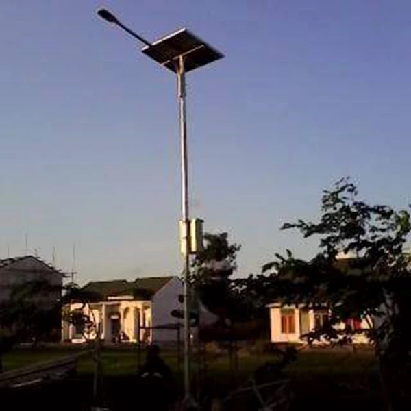 Tiang Lampu Jalan PJU Tenaga Surya 7 meter Okta Single Arm