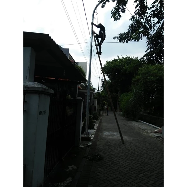 Tiang PJU Lampu Jalan 9 meter Okta Satu Lengan Parabolic Finishing Galvanish 