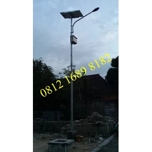 Tiang PJU 7m Oktagonal Single Arm dengan Solar Cell